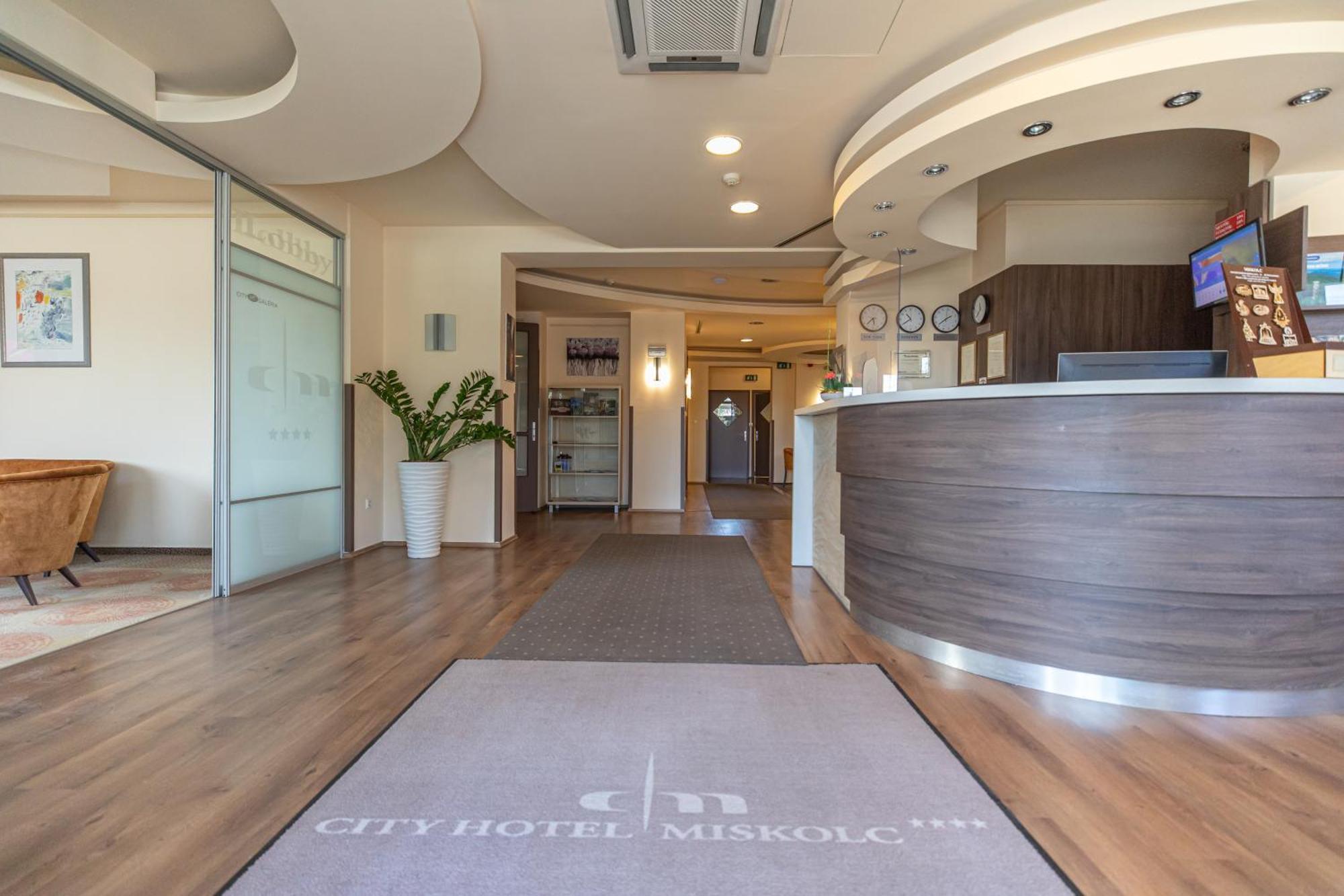 City Hotel Miskolc Buitenkant foto
